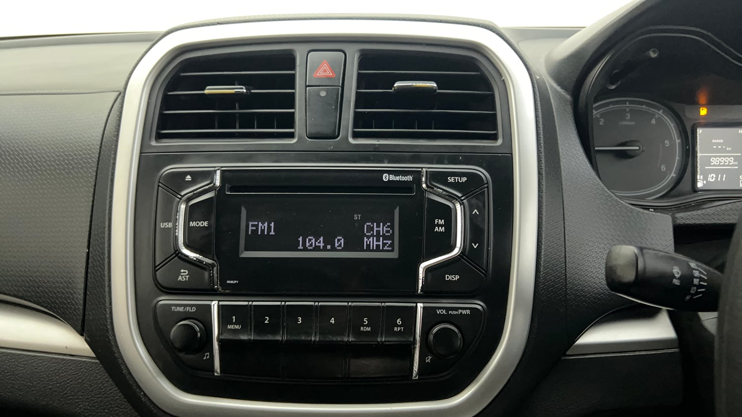 Used 2017 Maruti Suzuki Vitara Brezza [2016-2020] VDi Diesel Manual top_features Integrated (in-dash) music system