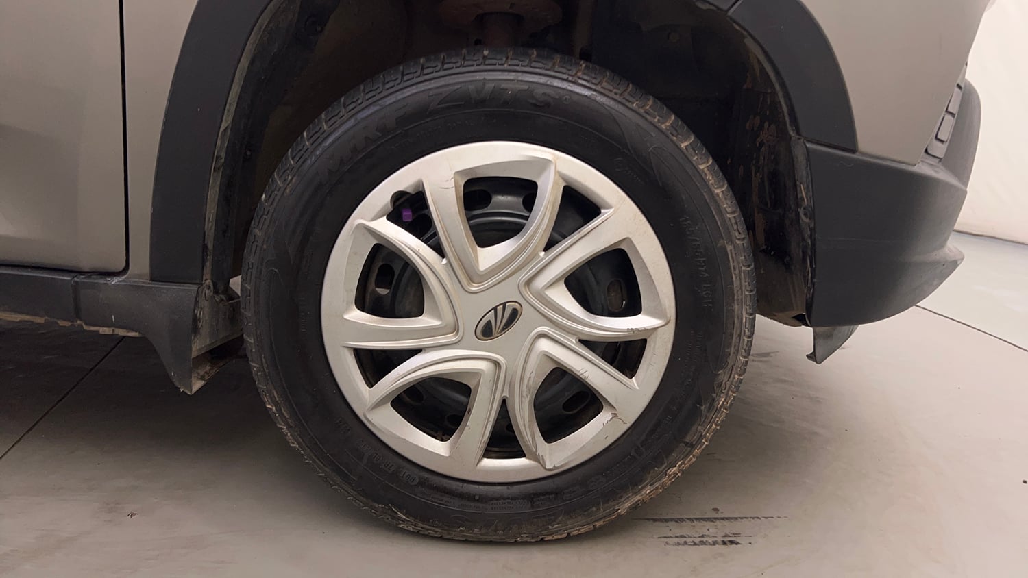 Used 2017 Mahindra KUV100 K4 6 STR Petrol Manual tyres RIGHT FRONT TYRE RIM VIEW