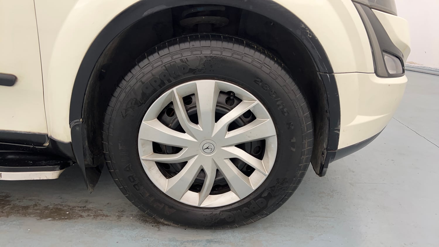 Used 2018 Mahindra XUV500 W7 AT Diesel Automatic tyres RIGHT FRONT TYRE RIM VIEW