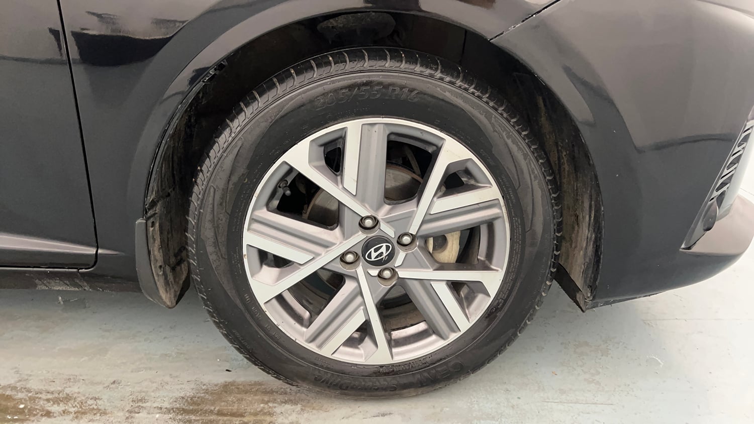 Used 2023 Hyundai Verna SX 1.5 Petrol MT Petrol Manual tyres RIGHT FRONT TYRE RIM VIEW