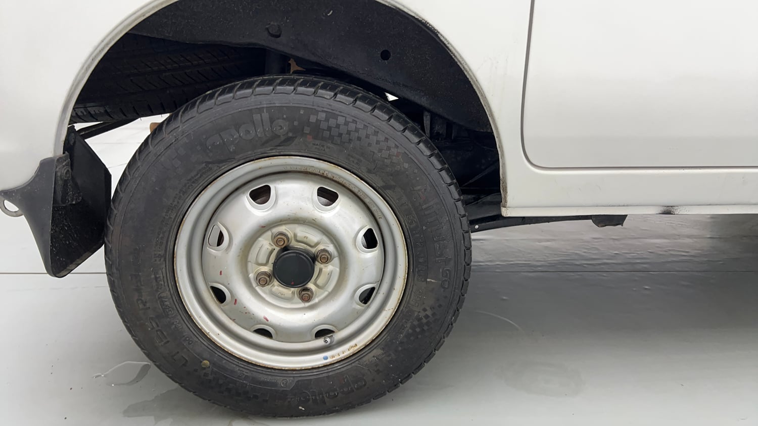 Used 2022 Maruti Suzuki Eeco 5 STR AC (O) Petrol Manual tyres RIGHT REAR TYRE RIM VIEW