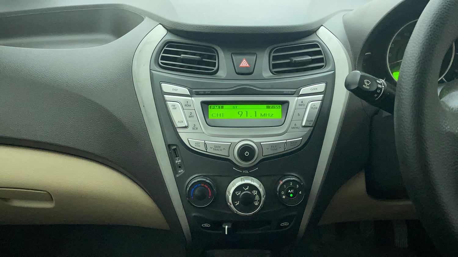 Used 2015 Hyundai Eon Magna + Petrol Manual interior MUSIC SYSTEM & AC CONTROL VIEW
