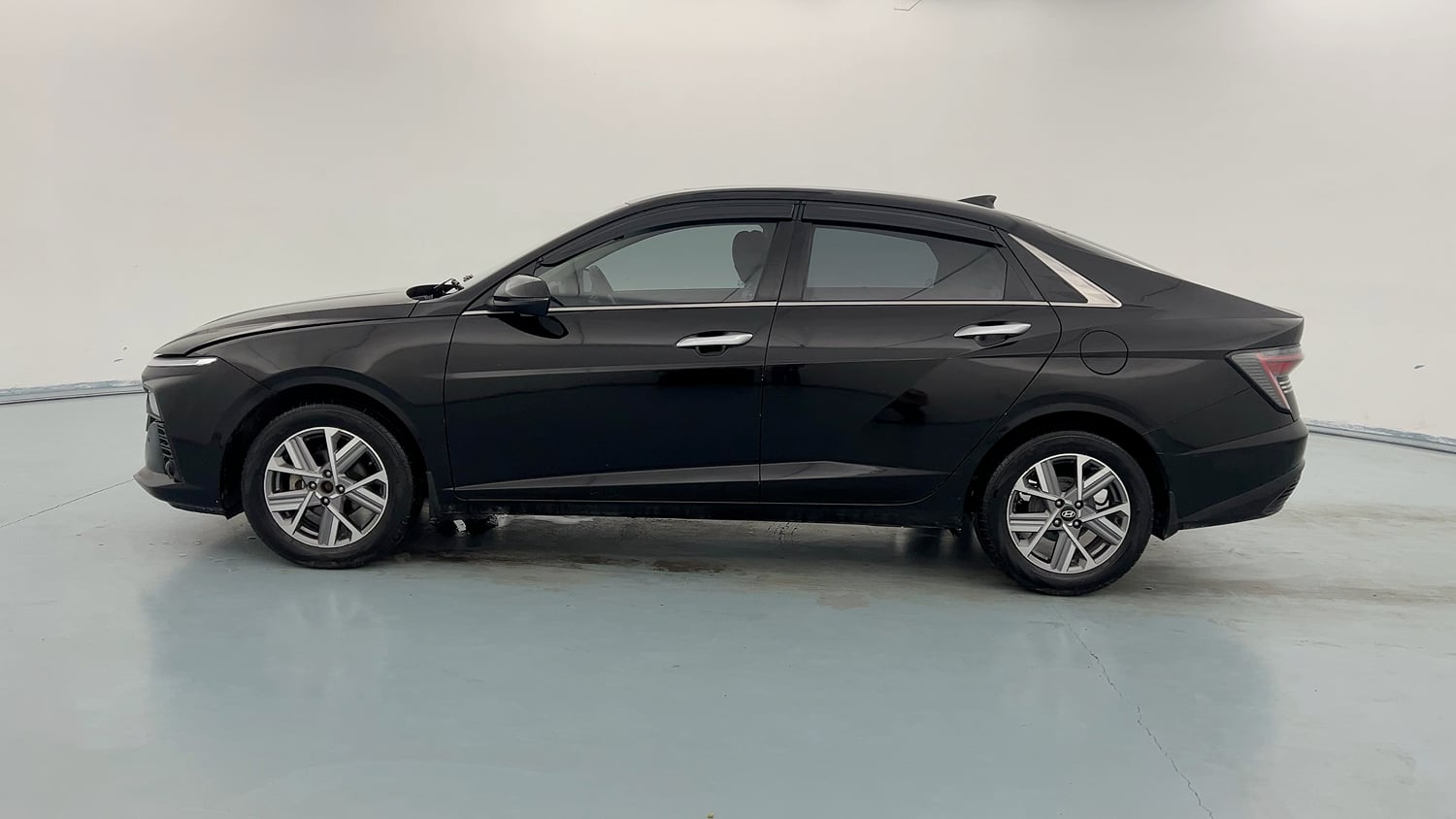 Used 2023 Hyundai Verna SX 1.5 Petrol MT Petrol Manual exterior LEFT SIDE VIEW