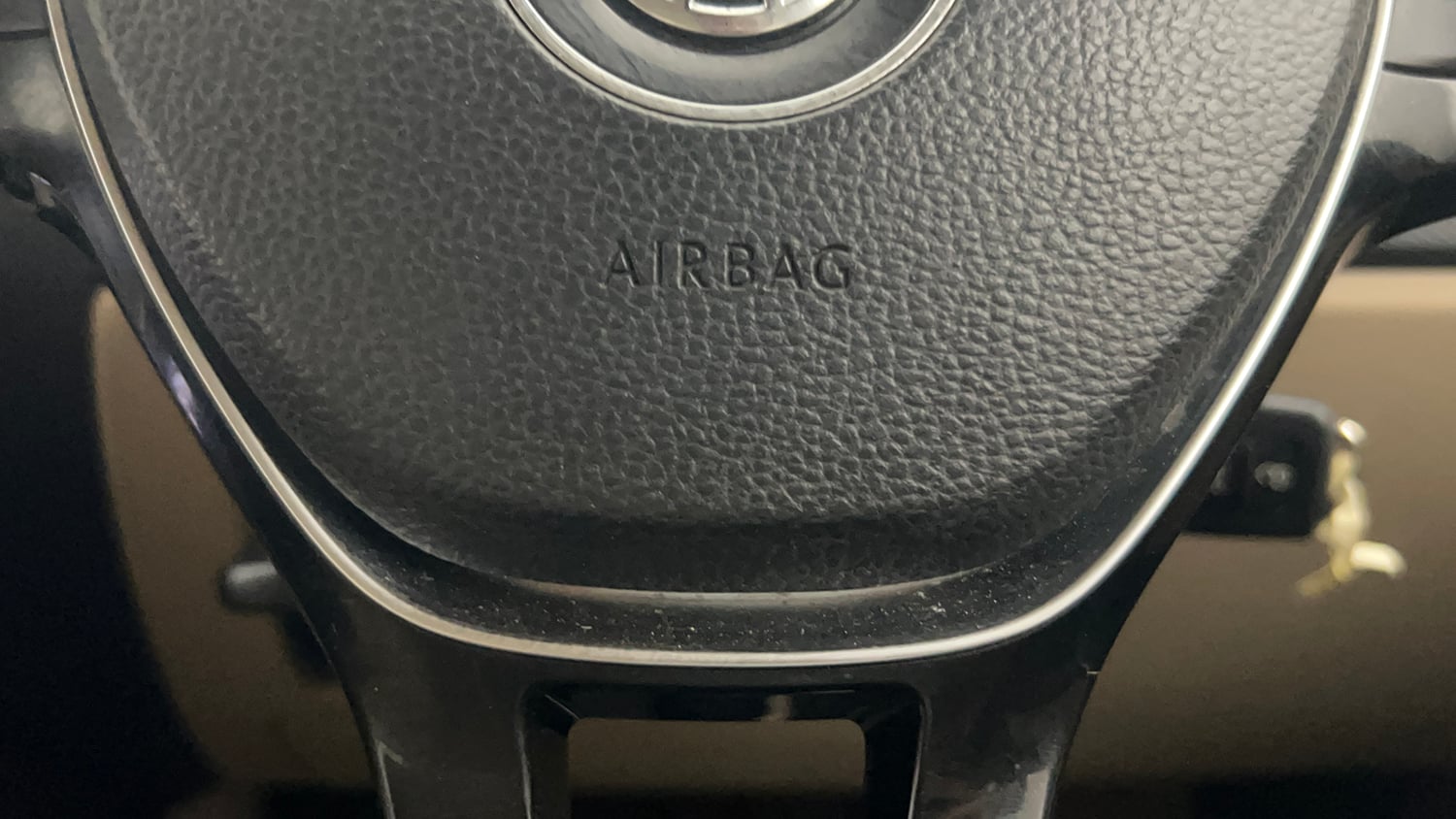 Used 2018 Volkswagen Ameo Highline1.2L Plus (P) 16 Alloy Petrol Manual top_features Airbags