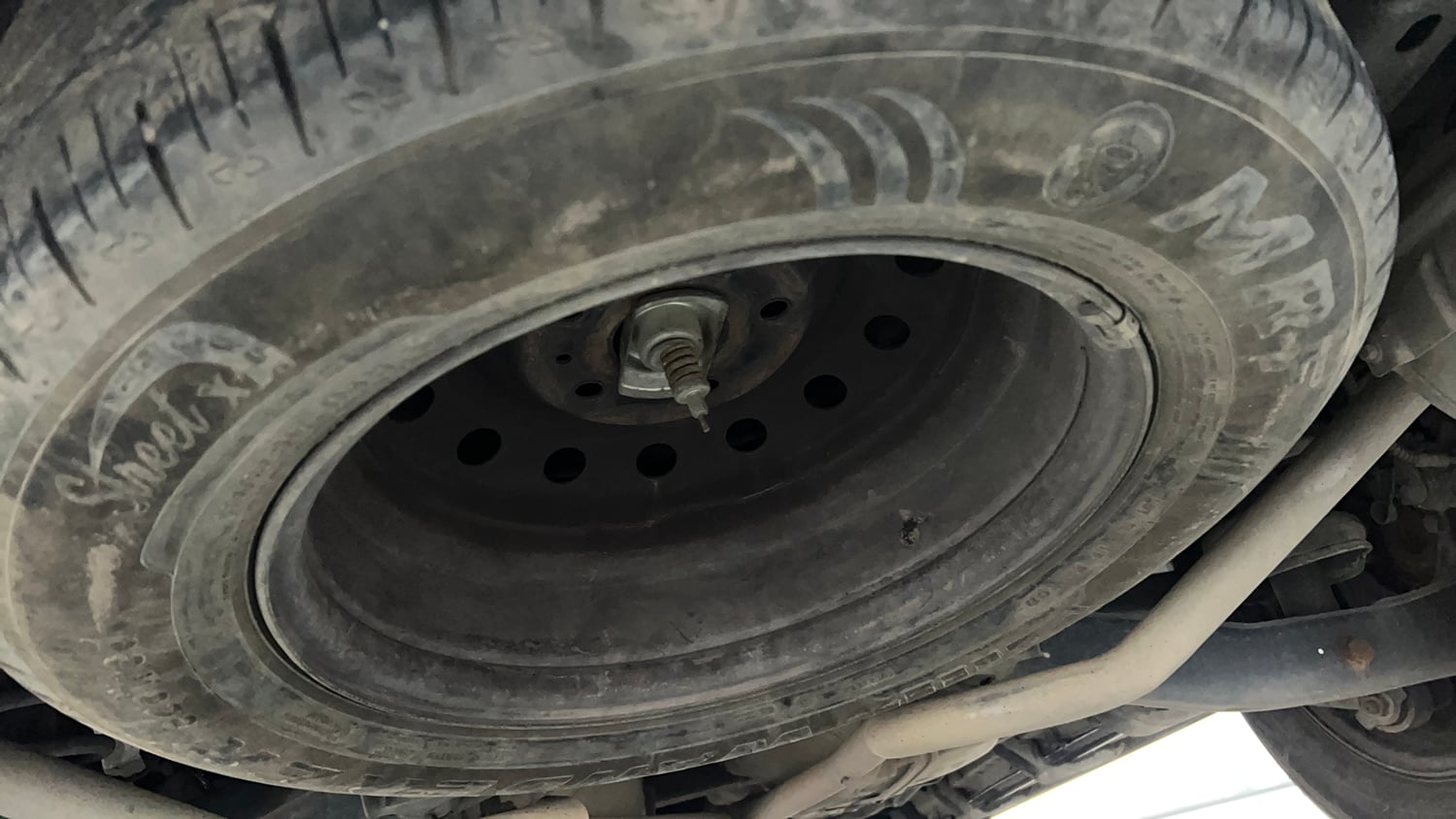 Used 2018 Mahindra XUV500 W7 AT Diesel Automatic tyres SPARE TYRE VIEW