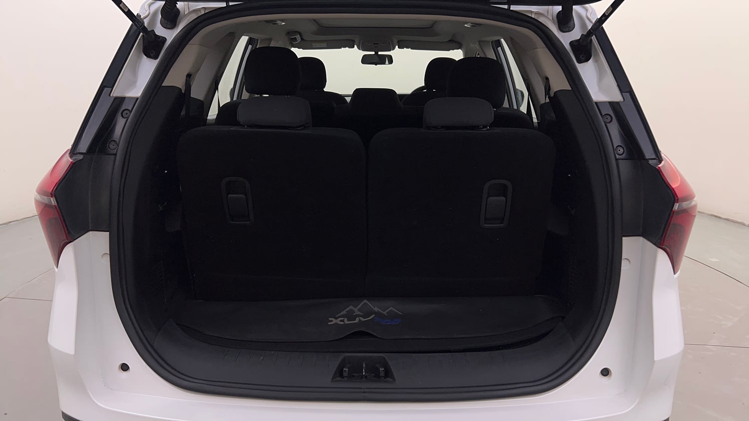Used 2022 Mahindra XUV700 AX 5 Diesel AT 7 STR Diesel Automatic interior DICKY INSIDE VIEW