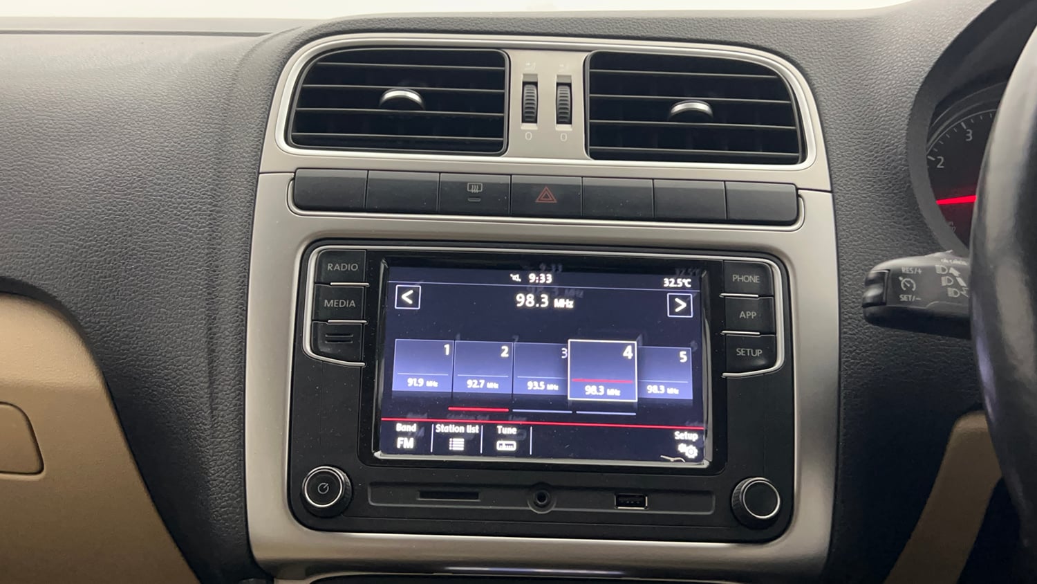 Used 2018 Volkswagen Ameo Highline1.2L Plus (P) 16 Alloy Petrol Manual top_features Touch screen infotainment system