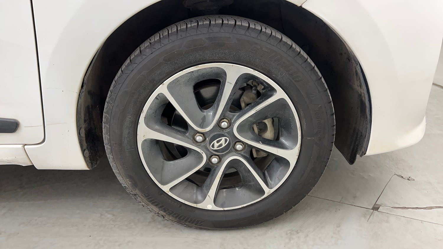 Used 2018 Hyundai Grand i10 Sportz (O) AT 1.2 Kappa VTVT Petrol Automatic tyres RIGHT FRONT TYRE RIM VIEW