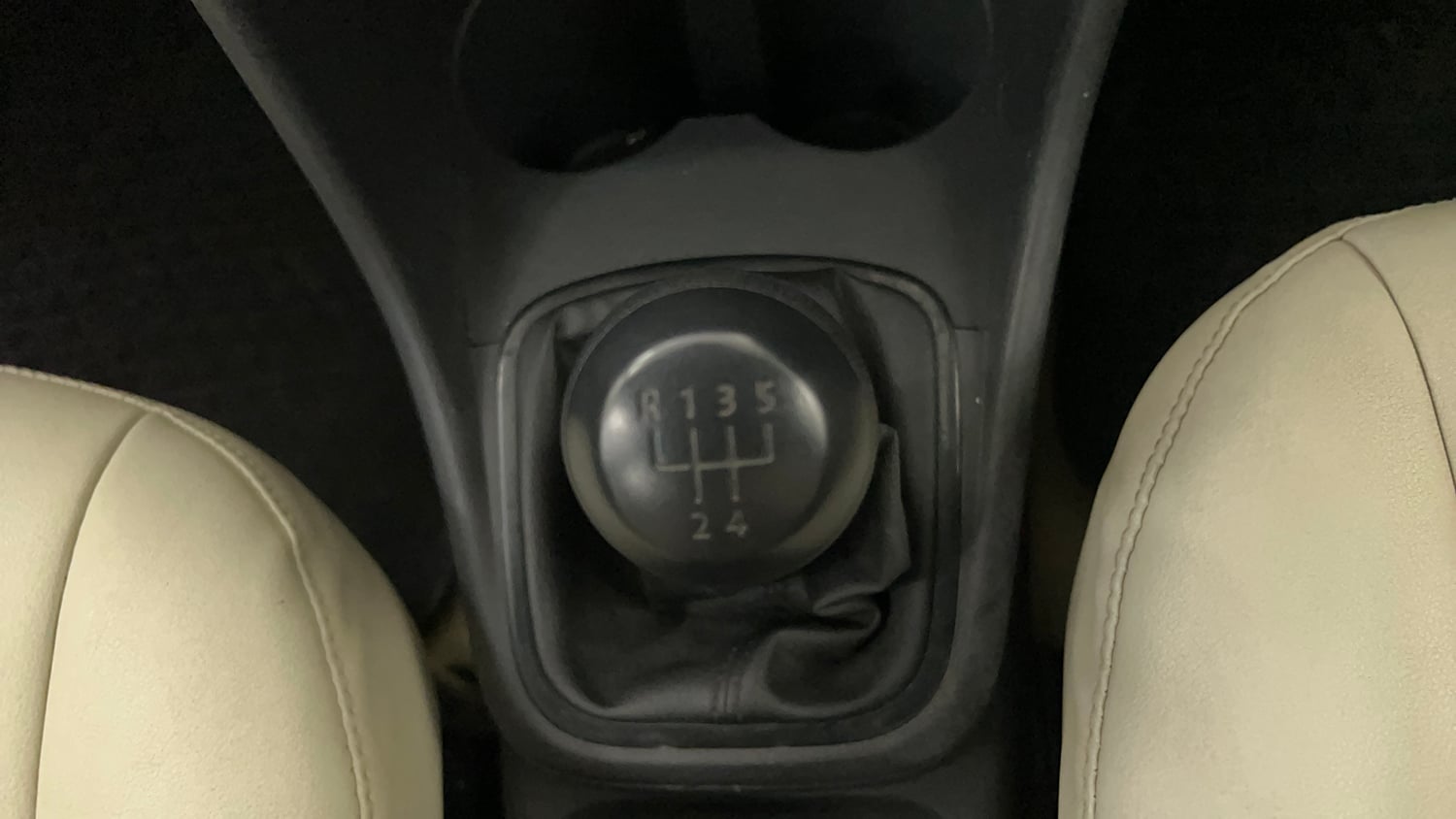 Used 2018 Volkswagen Ameo Comfortline 1.2L (P) Petrol Manual interior GEAR  KNOB VIEW