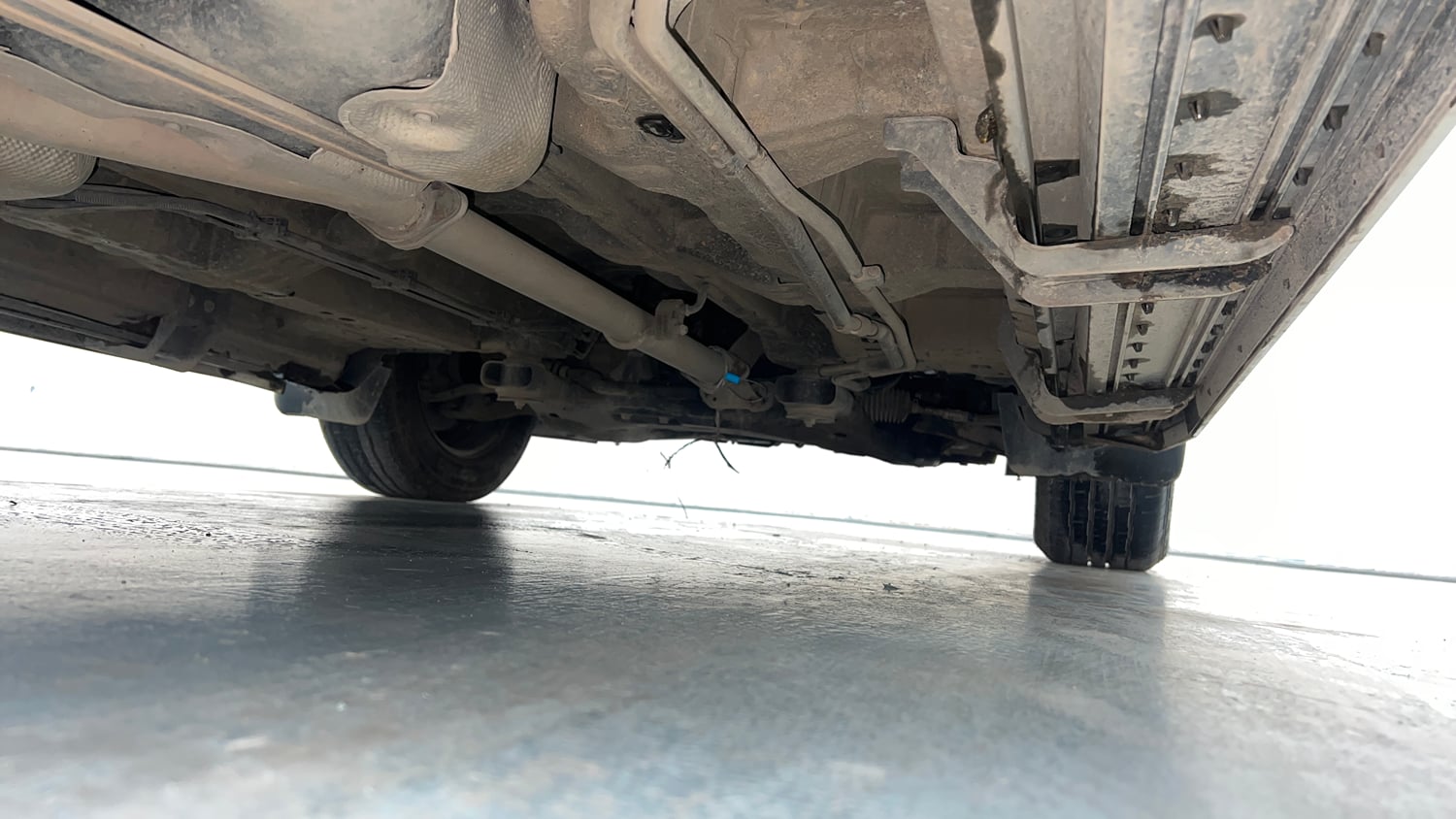 Used 2018 Mahindra XUV500 W7 AT Diesel Automatic extra REAR RIGHT UNDERBODY VIEW