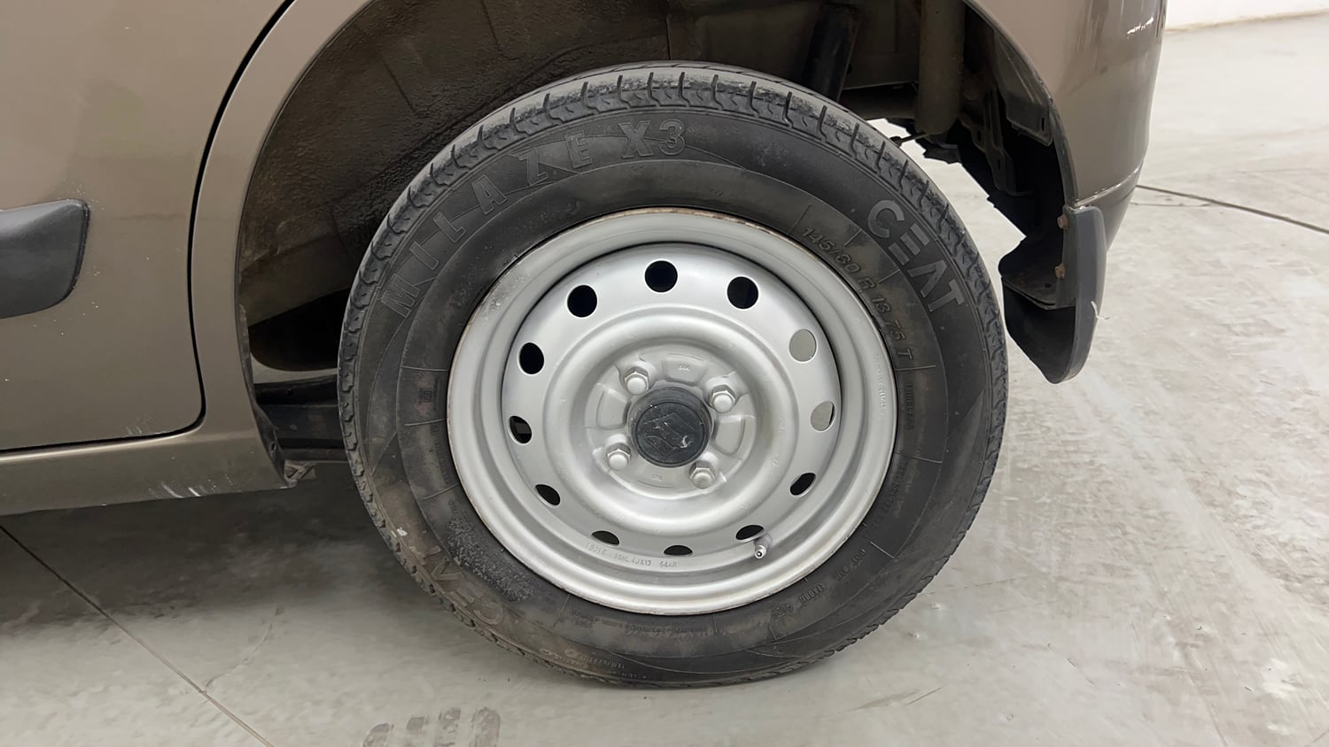 Used 2015 Maruti Suzuki Wagon R LXI CNG Cng Manual tyres LEFT REAR TYRE RIM VIEW
