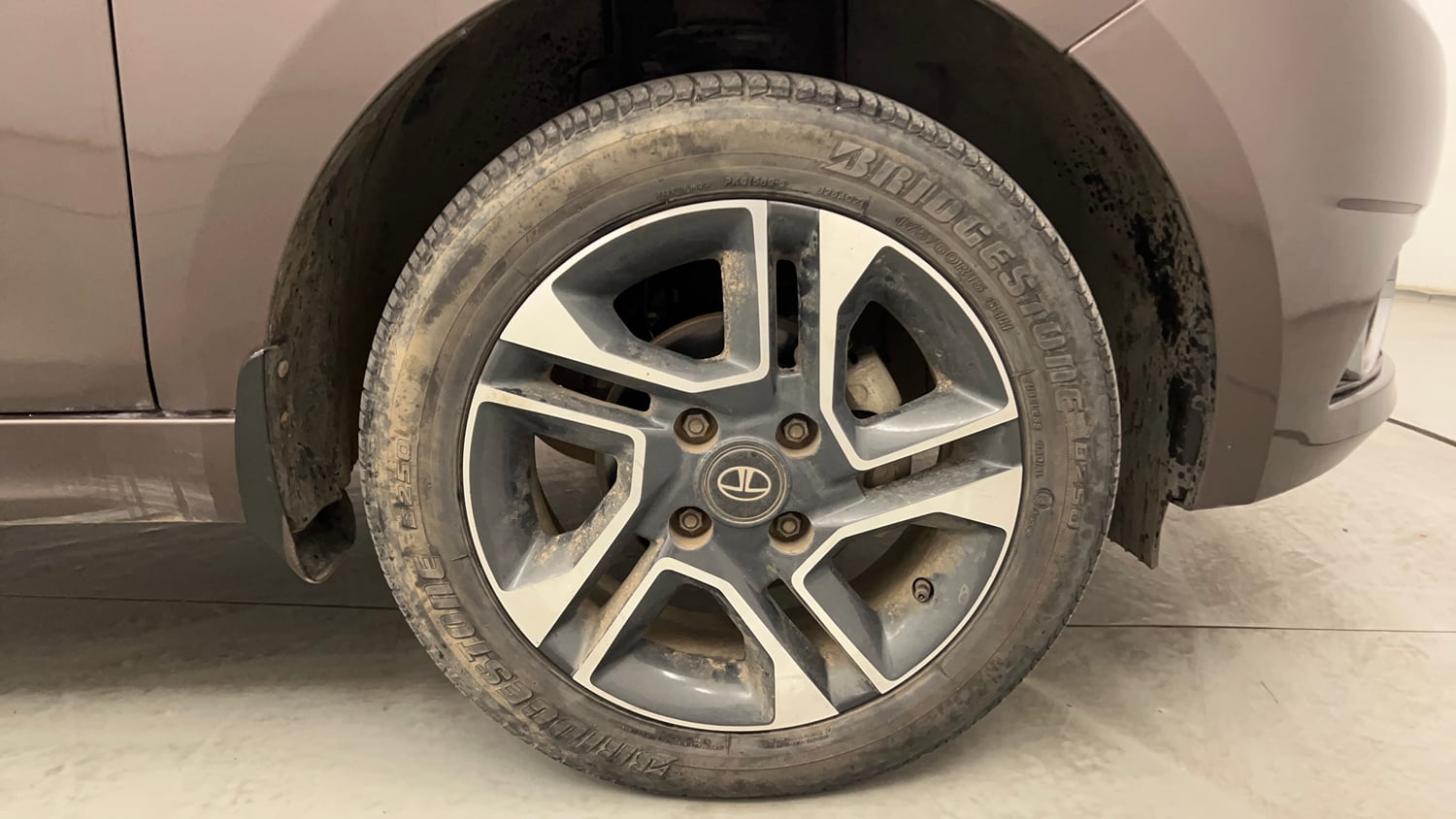 Used 2018 Tata Tigor Revotron XZA Petrol Automatic tyres RIGHT FRONT TYRE RIM VIEW