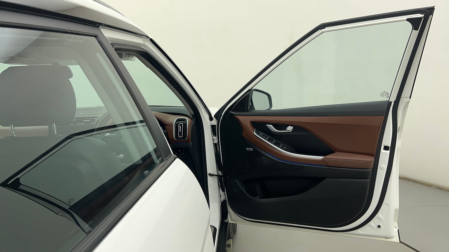 Used 2024 Hyundai Alcazar Signature (O) 7 STR 1.5 Petrol DCT Petrol Automatic interior RIGHT FRONT DOOR OPEN VIEW