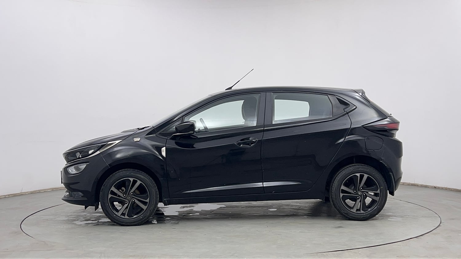 Used 2022 Tata Altroz XZ Plus Petrol Dark Edition Petrol Manual exterior LEFT SIDE VIEW