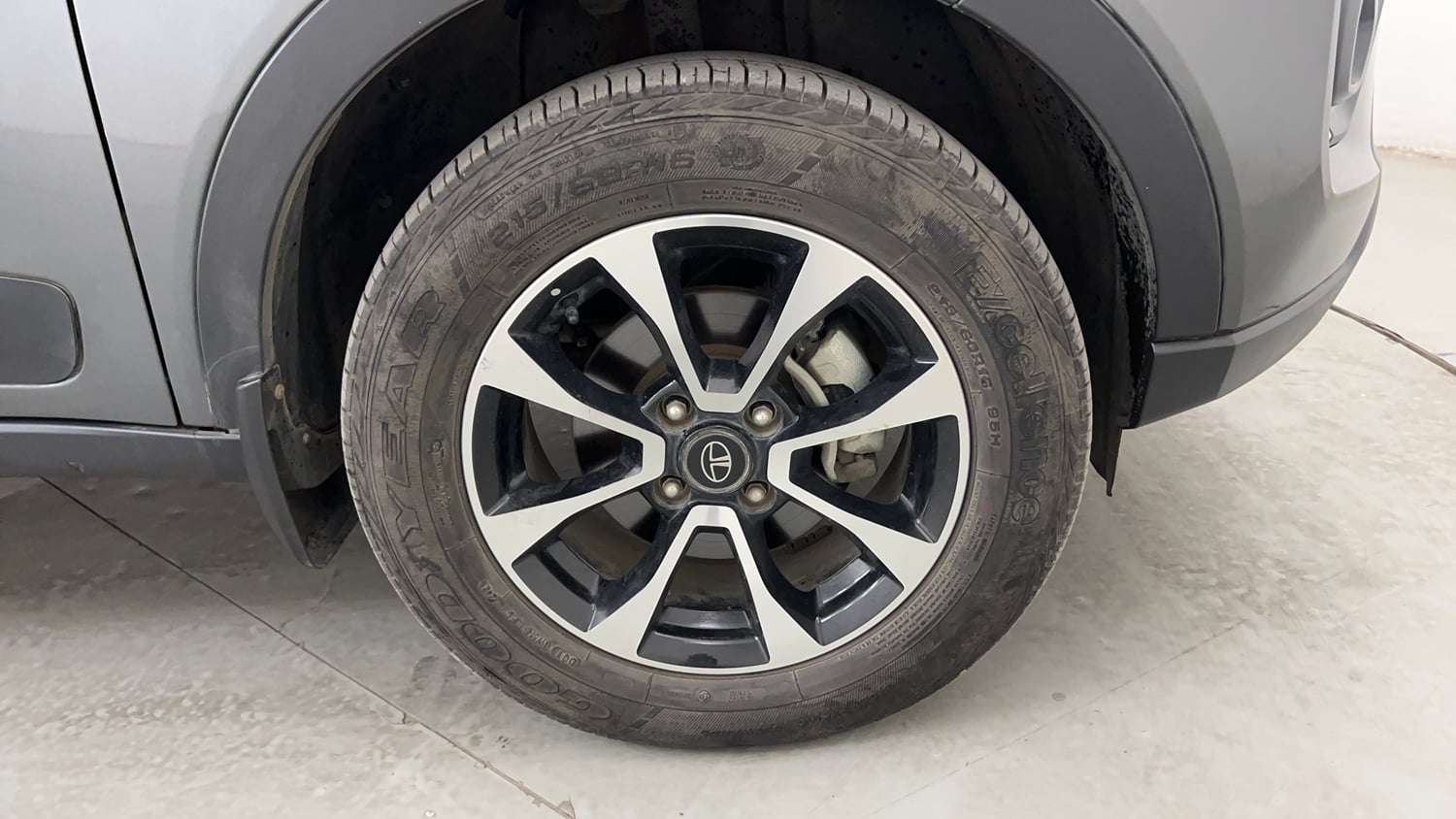 Used 2021 Tata Nexon XZA Plus Petrol Automatic tyres RIGHT FRONT TYRE RIM VIEW