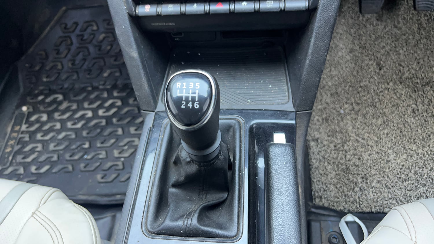 Used 2023 Mahindra XUV700 AX 3 Diesel MT 7 STR Diesel Manual interior GEAR  KNOB VIEW