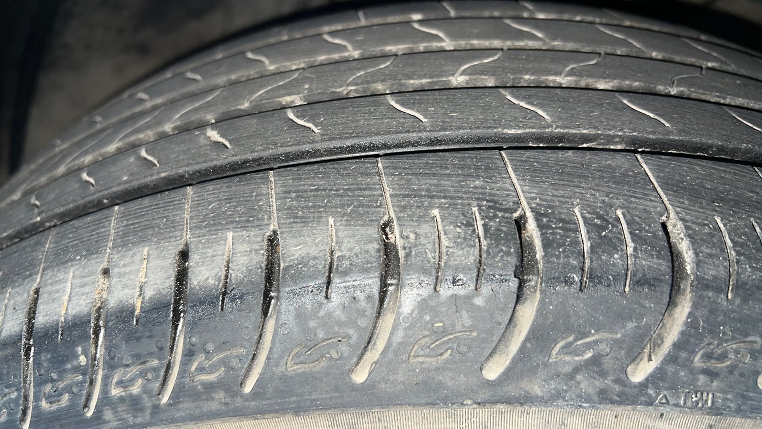 Used 2022 Kia Carens Luxury 1.4 Petrol 7 STR Petrol Manual tyres LEFT FRONT TYRE TREAD VIEW