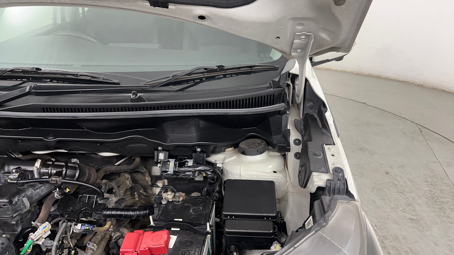 Used 2022 Maruti Suzuki XL6 Alpha MT Petrol Petrol Manual engine ENGINE LEFT SIDE HINGE & APRON VIEW