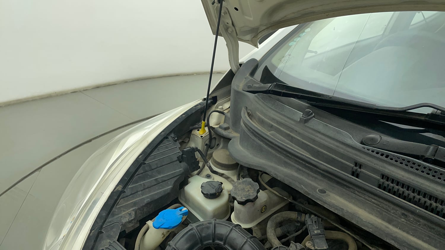 Used 2015 Hyundai Eon Magna + Petrol Manual engine ENGINE RIGHT SIDE HINGE & APRON VIEW