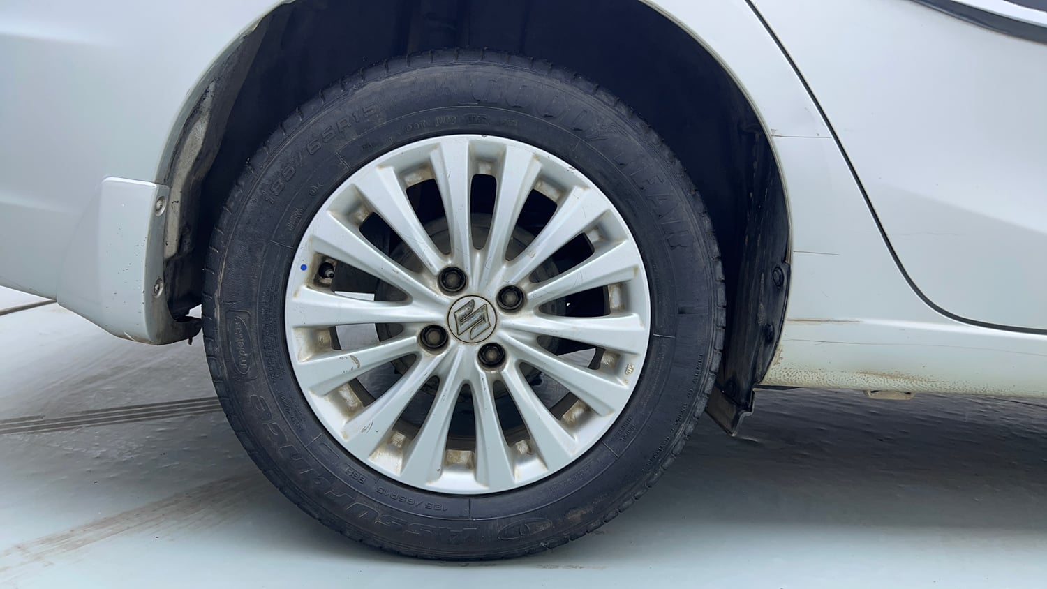 Used 2017 Maruti Suzuki Ciaz Zeta 1.4 AT Petrol Automatic tyres RIGHT REAR TYRE RIM VIEW