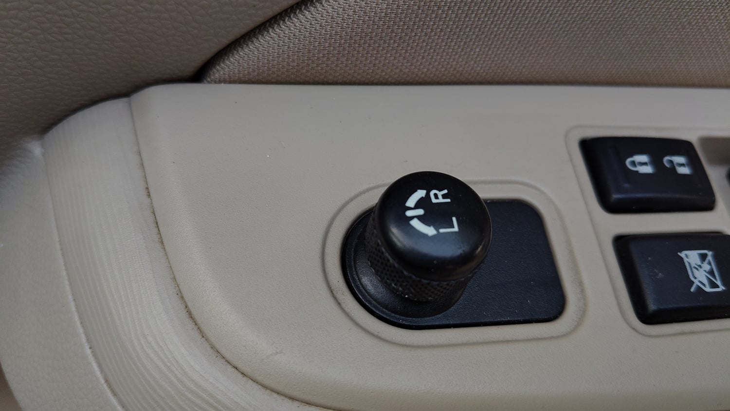 Used 2020 Maruti Suzuki Dzire VXi AMT Petrol Automatic top_features Adjustable ORVM
