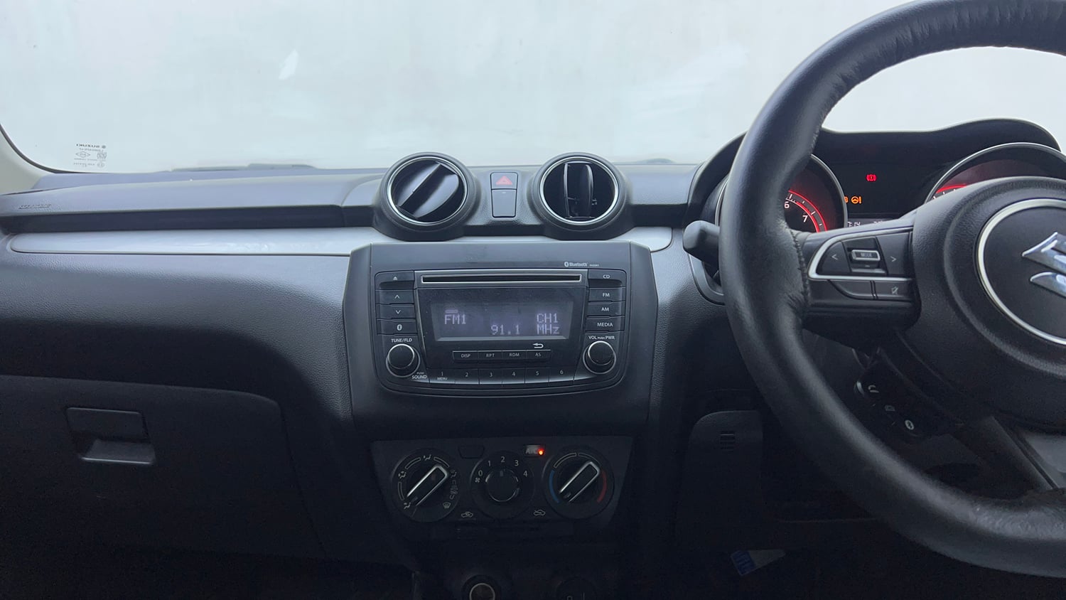 Used 2019 Maruti Suzuki Swift VXi AMT Petrol Automatic interior MUSIC SYSTEM & AC CONTROL VIEW