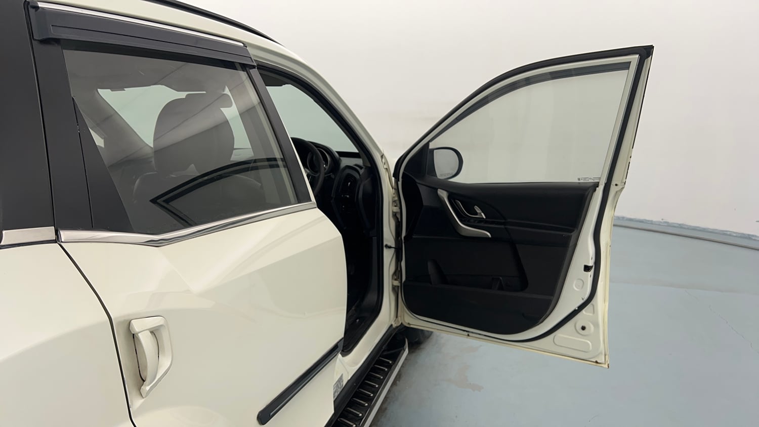Used 2018 Mahindra XUV500 W7 AT Diesel Automatic interior RIGHT FRONT DOOR OPEN VIEW