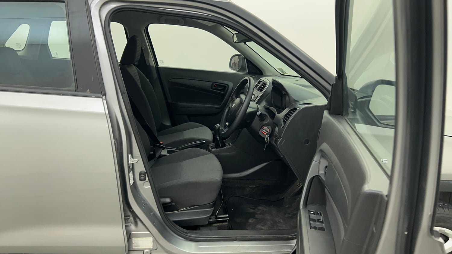 Used 2017 Maruti Suzuki Vitara Brezza [2016-2020] VDi Diesel Manual interior RIGHT SIDE FRONT DOOR CABIN VIEW