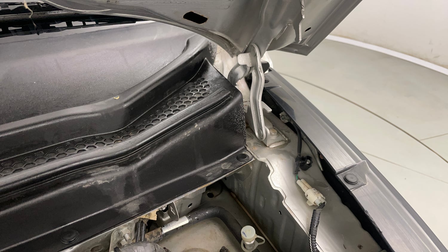 Used 2018 Mahindra KUV100 NXT K2 6 STR Petrol Manual engine ENGINE LEFT SIDE HINGE & APRON VIEW