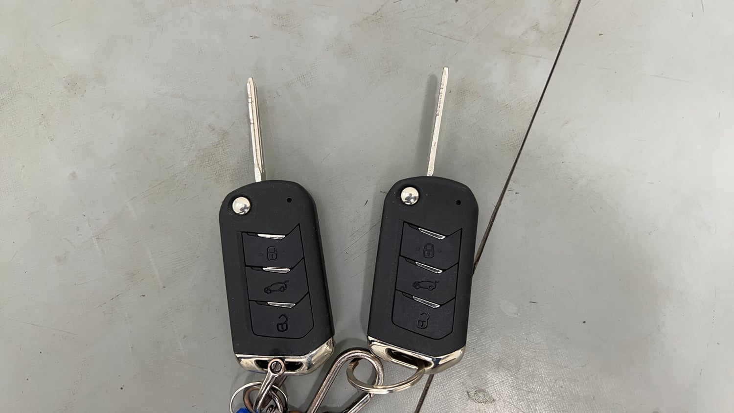 Used 2024 Mahindra XUV700 AX7 Luxury Pack Petrol AT 7 STR Petrol Automatic extra CAR KEY VIEW