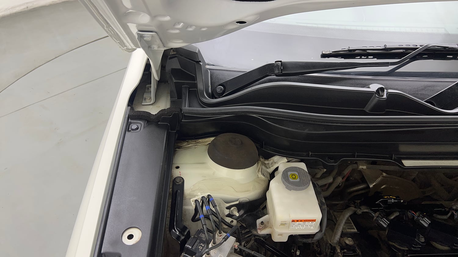 Used 2023 Maruti Suzuki Grand Vitara Alpha Plus Intelligent Hybrid eCVT Hybrid Automatic engine ENGINE RIGHT SIDE HINGE & APRON VIEW