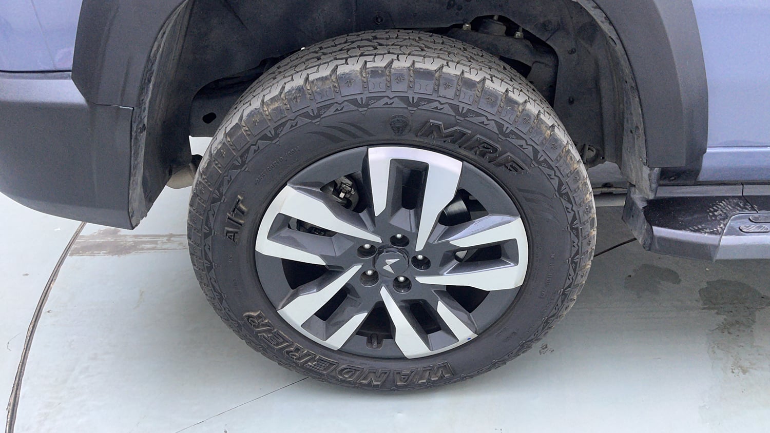 Used 2026 Mahindra Thar Roxx AX7 L Diesel AT 2WD Diesel Automatic tyres RIGHT REAR TYRE RIM VIEW