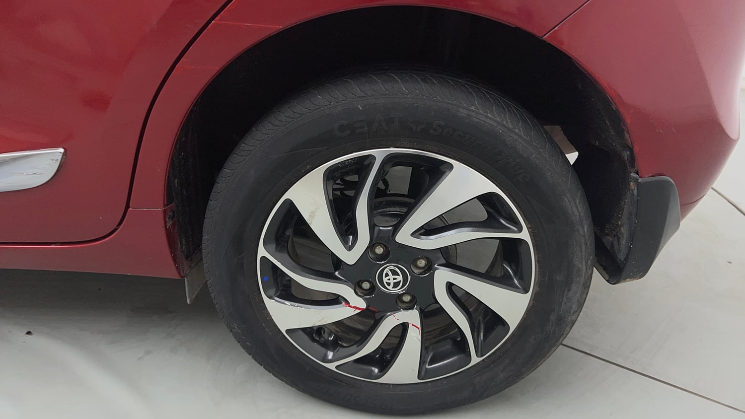 Used 2019 Toyota Glanza V CVT Petrol Automatic tyres LEFT REAR TYRE RIM VIEW