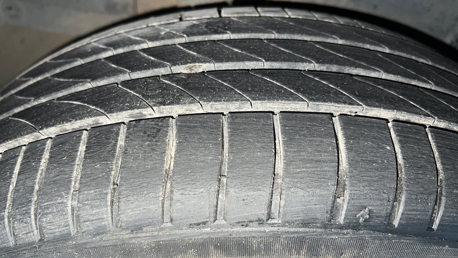 Used 2022 Maruti Suzuki XL6 Alpha Plus MT Petrol Petrol Manual tyres RIGHT REAR TYRE TREAD VIEW
