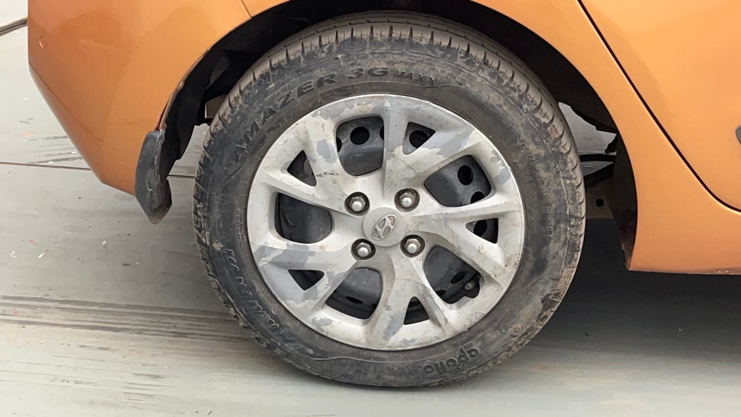 Used 2017 Hyundai Grand i10 Sportz (O) 1.2 Kappa VTVT Petrol Manual tyres RIGHT REAR TYRE RIM VIEW