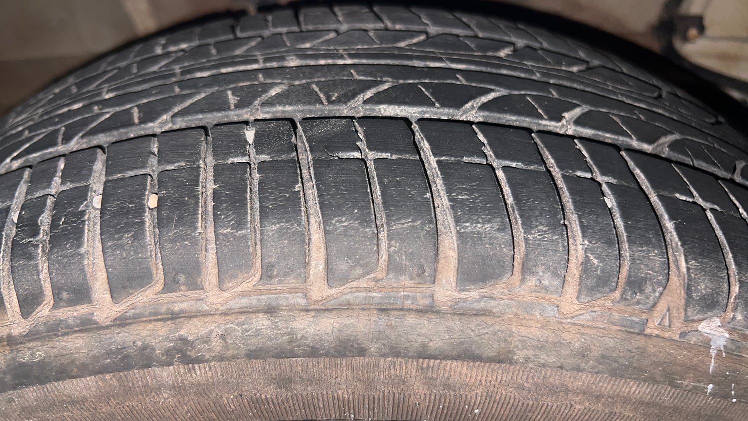 Used 2022 Tata Tiago XZA Plus Petrol Automatic tyres RIGHT REAR TYRE TREAD VIEW