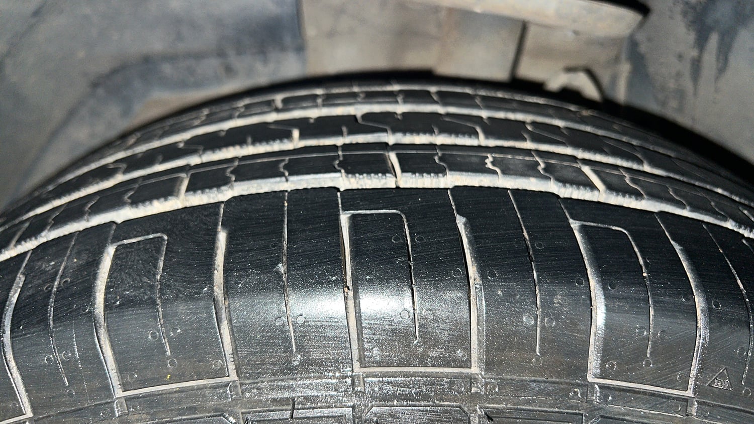 Used 2018 Mahindra XUV500 W7 AT Diesel Automatic tyres LEFT FRONT TYRE TREAD VIEW