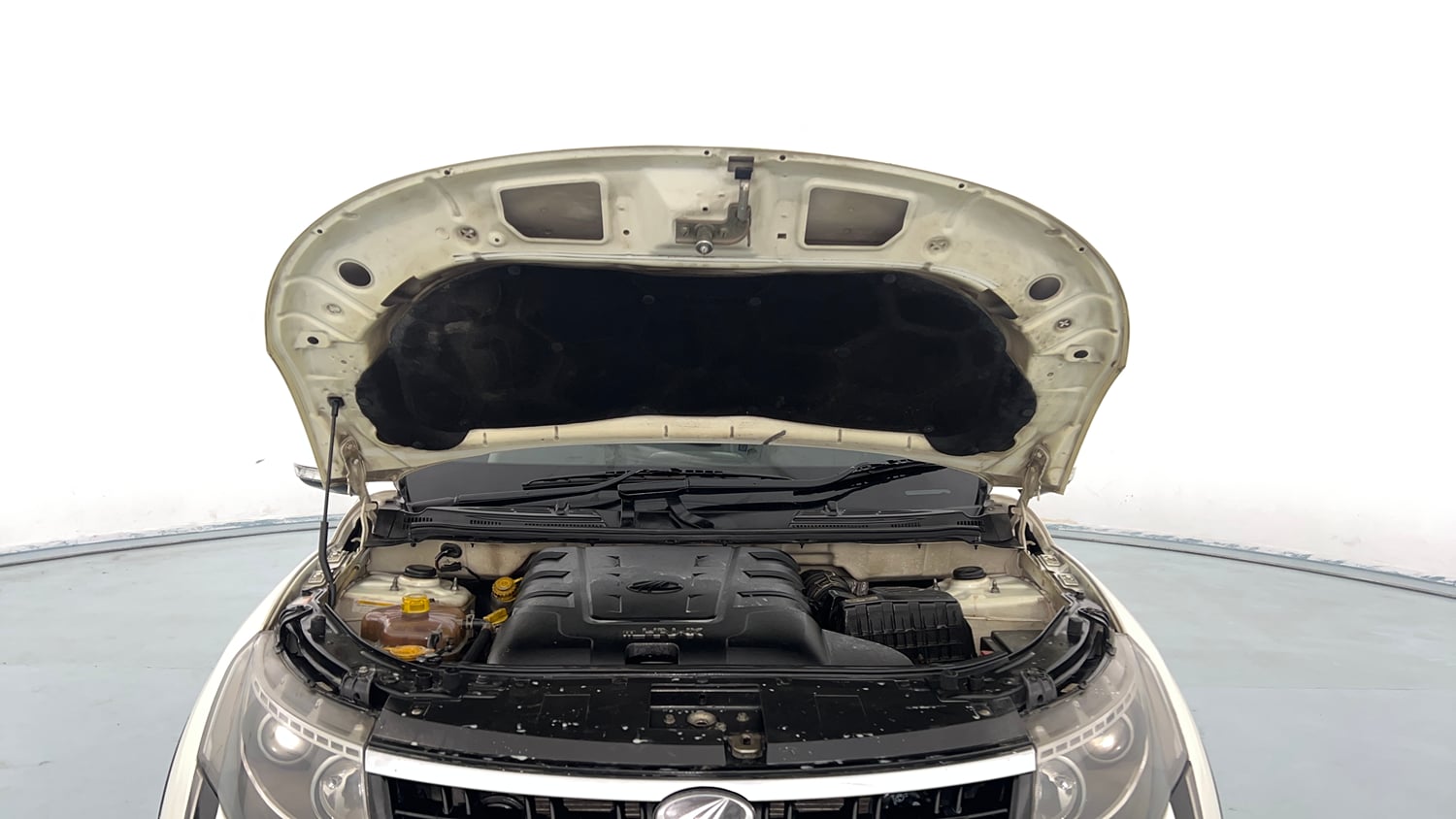 Used 2018 Mahindra XUV500 W7 AT Diesel Automatic engine ENGINE & BONNET OPEN FRONT VIEW