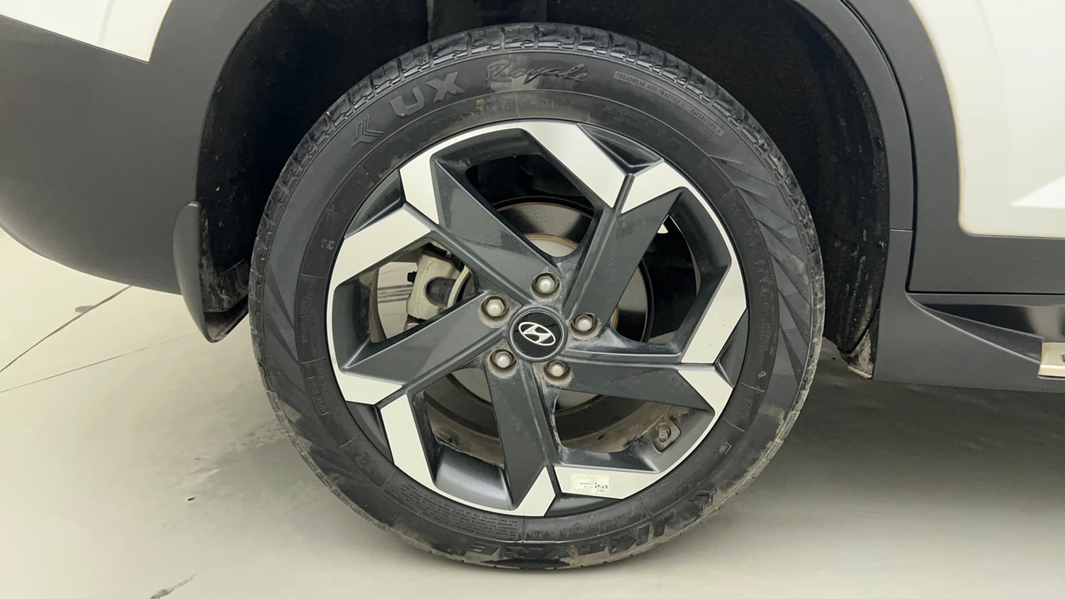 Used 2024 Hyundai Alcazar Signature (O) 7 STR 1.5 Petrol DCT Petrol Automatic tyres RIGHT REAR TYRE RIM VIEW