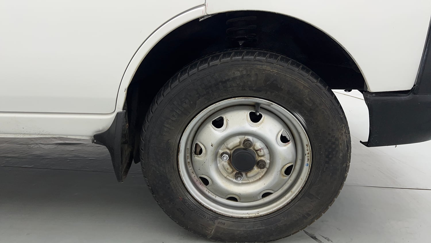 Used 2022 Maruti Suzuki Eeco 5 STR AC (O) Petrol Manual tyres RIGHT FRONT TYRE RIM VIEW