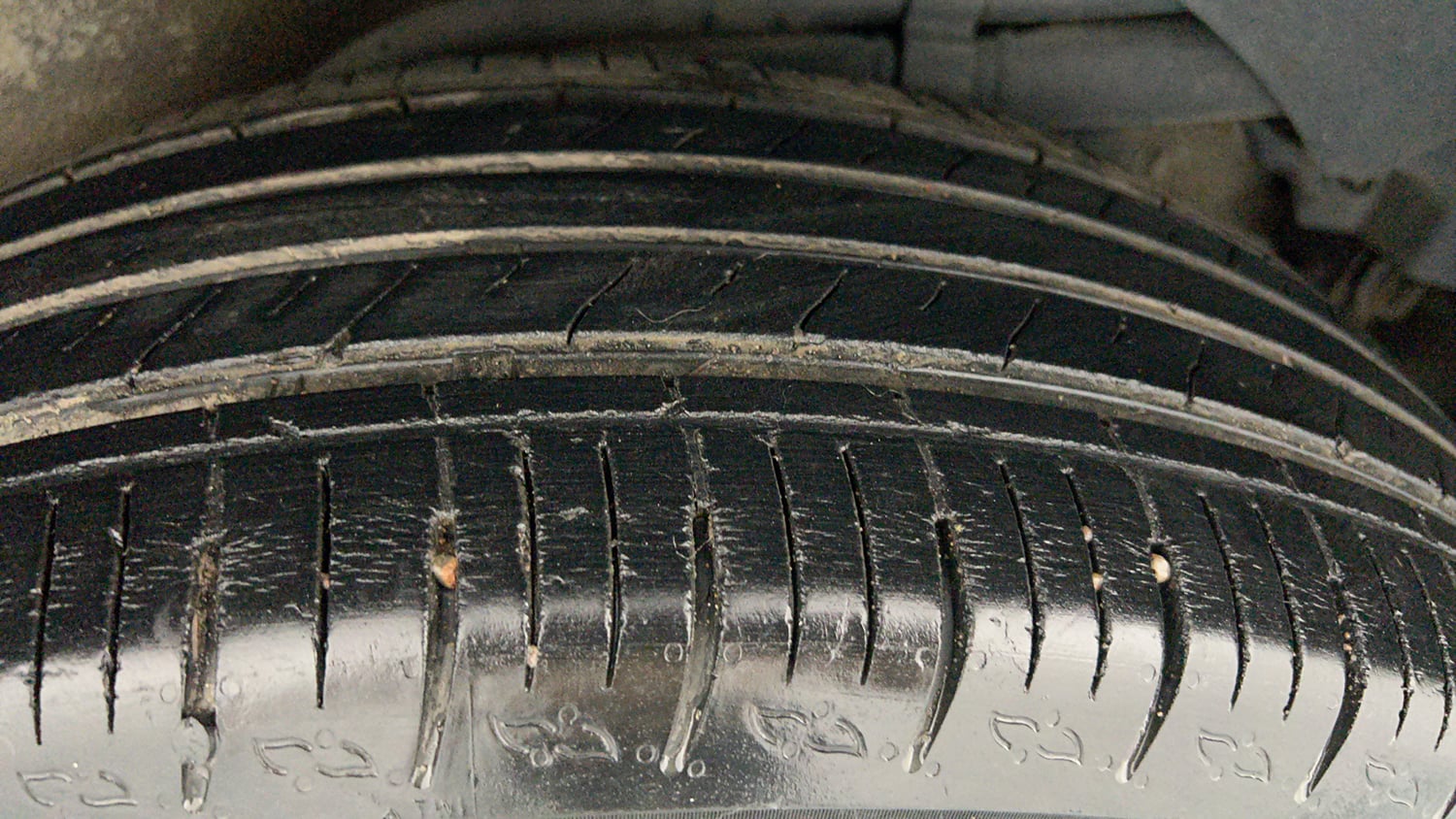 Used 2018 Mahindra XUV500 W7 AT Diesel Automatic tyres LEFT REAR TYRE TREAD VIEW