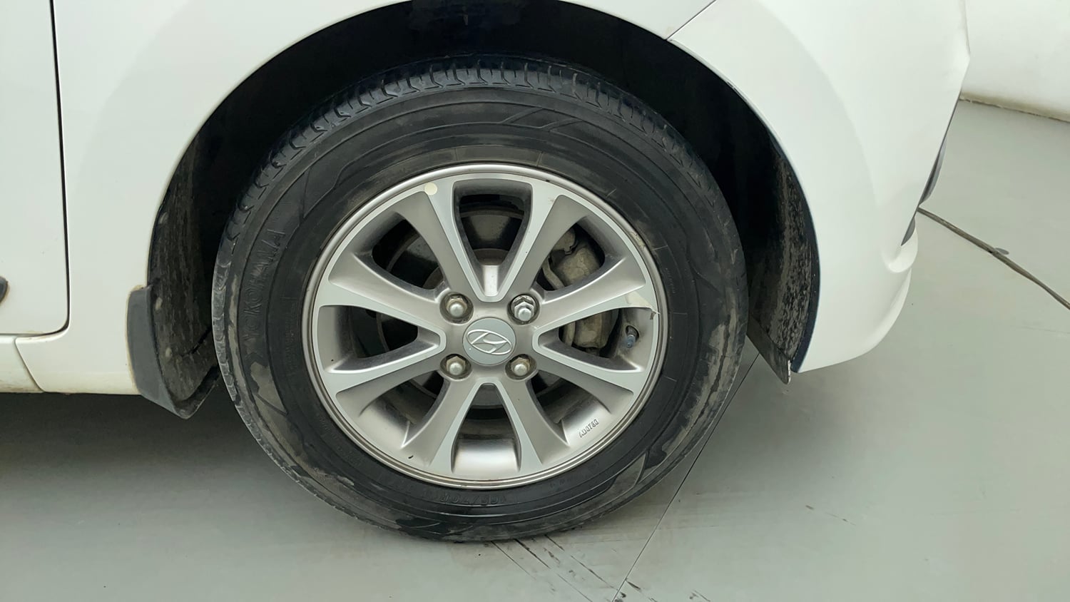Used 2016 Hyundai Grand i10 Asta 1.2 Kappa VTVT Petrol Manual tyres RIGHT FRONT TYRE RIM VIEW