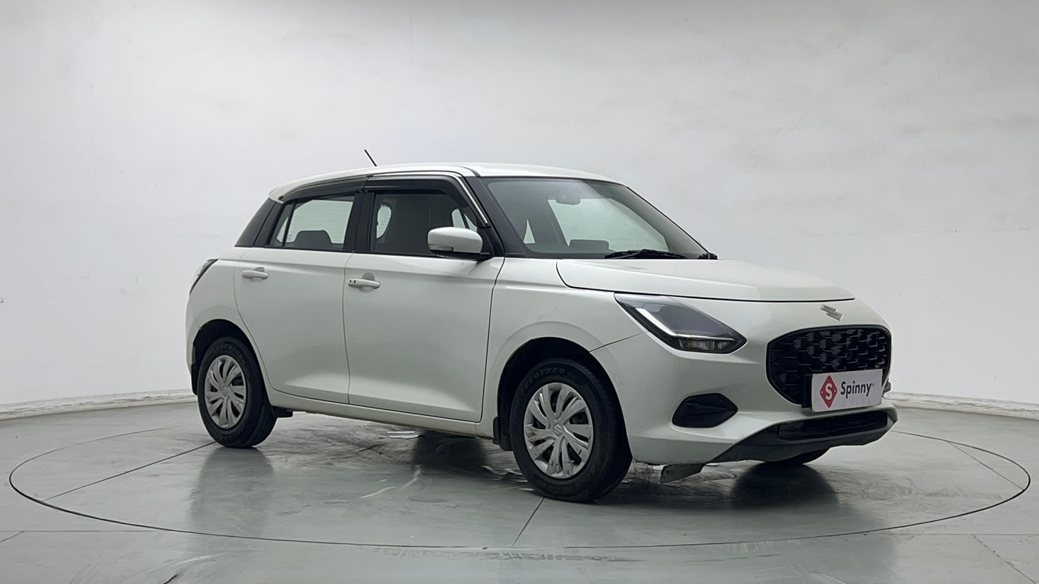 Used 2024 Maruti Suzuki Swift VXi (O) AMT Petrol Automatic exterior RIGHT FRONT CORNER VIEW