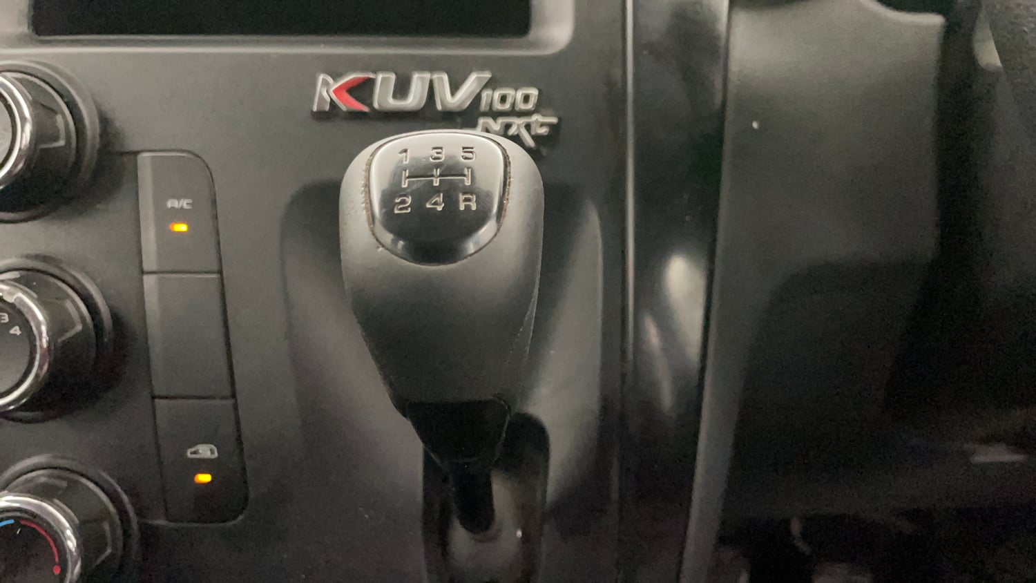 Used 2018 Mahindra KUV100 NXT K2 6 STR Petrol Manual interior GEAR  KNOB VIEW