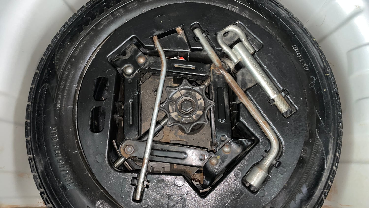 Used 2018 Mahindra KUV100 NXT K2 6 STR Petrol Manual tyres SPARE TYRE VIEW