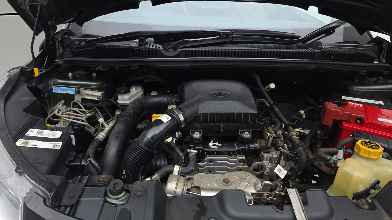 Used 2023 Tata Nexon XZ Plus LUXS Petrol Manual engine ENGINE RIGHT SIDE HINGE & APRON VIEW