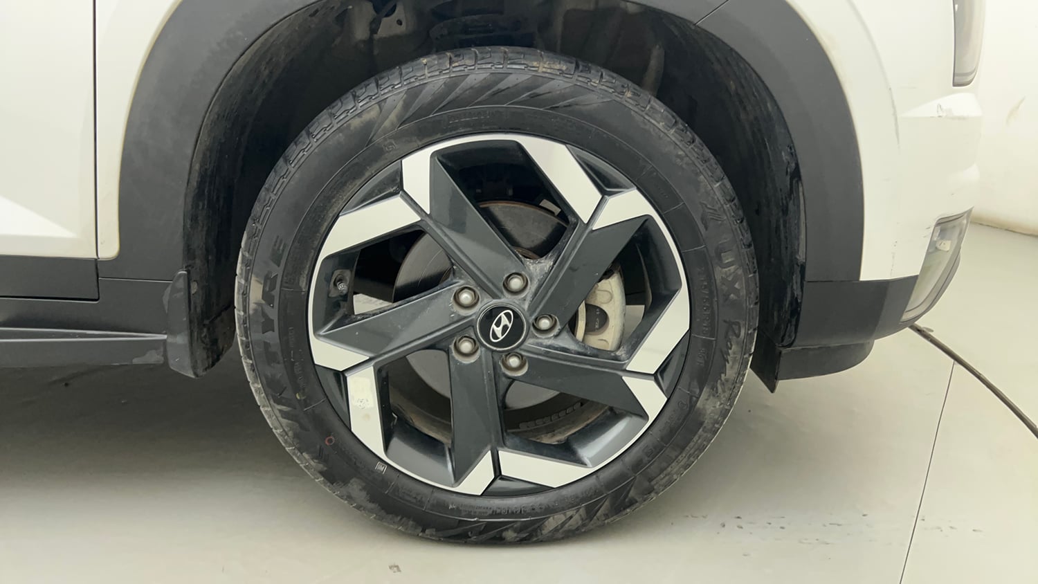 Used 2024 Hyundai Alcazar Signature (O) 7 STR 1.5 Petrol DCT Petrol Automatic tyres RIGHT FRONT TYRE RIM VIEW