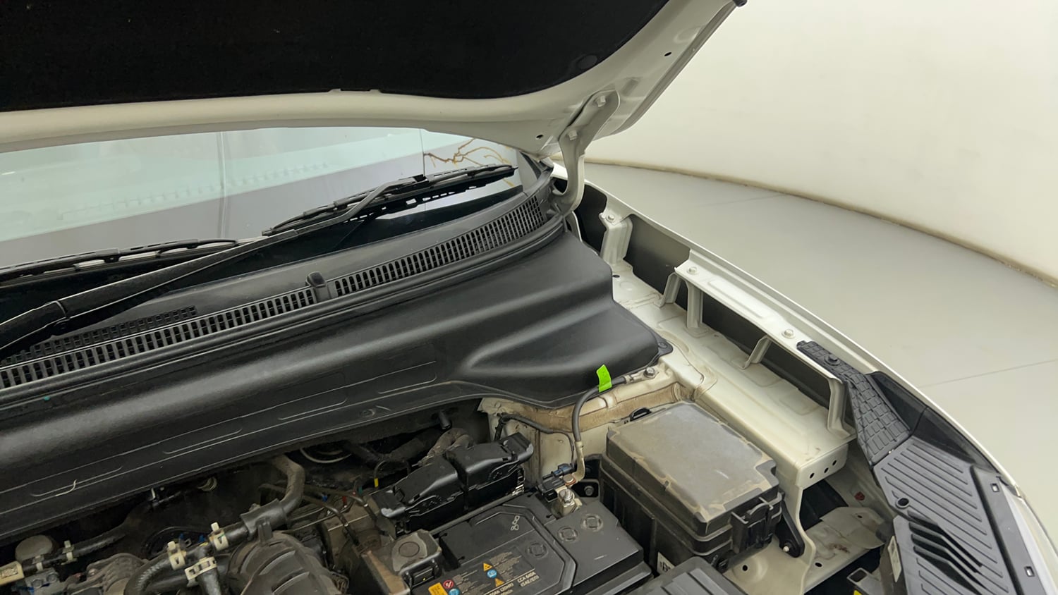 Used 2024 Hyundai Alcazar Signature (O) 7 STR 1.5 Petrol DCT Petrol Automatic engine ENGINE LEFT SIDE HINGE & APRON VIEW