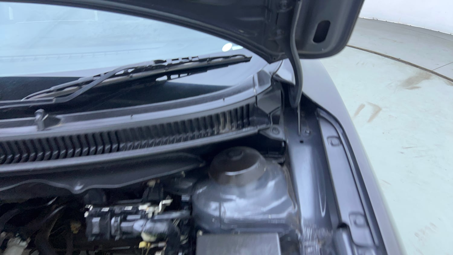 Used 2016 Maruti Suzuki Baleno Alpha 1.2 Petrol Manual engine ENGINE LEFT SIDE HINGE & APRON VIEW