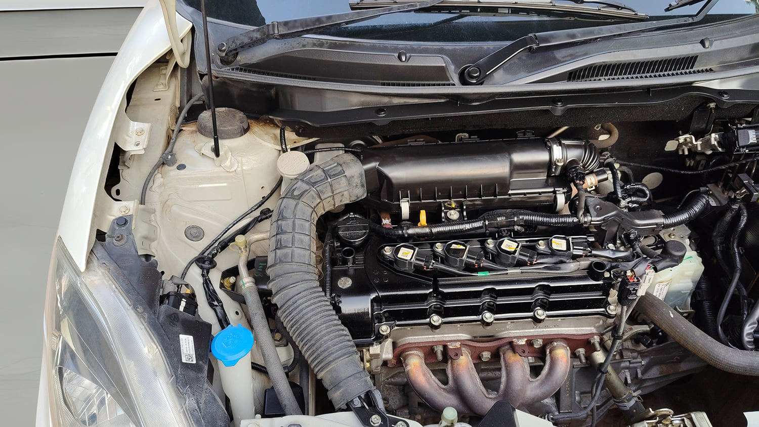 Used 2020 Maruti Suzuki Dzire VXi AMT Petrol Automatic engine ENGINE RIGHT SIDE HINGE & APRON VIEW
